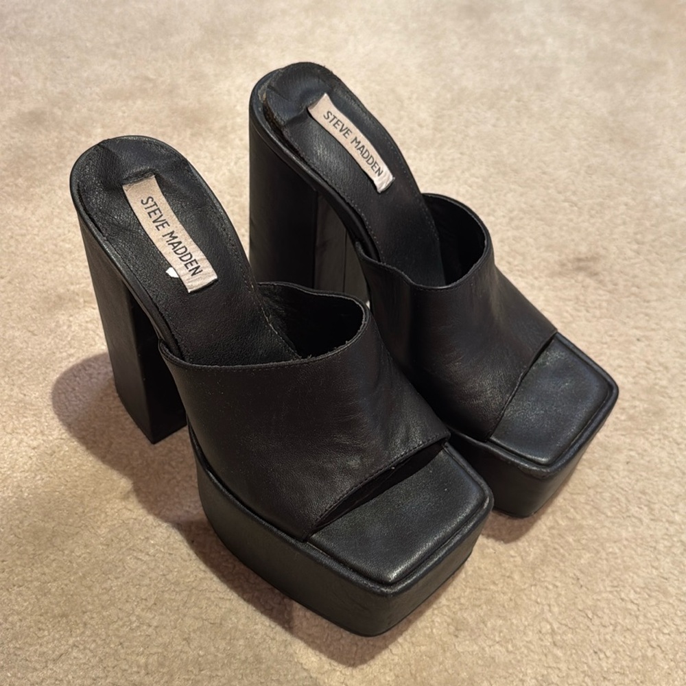 Steve Madden platform pump heels black